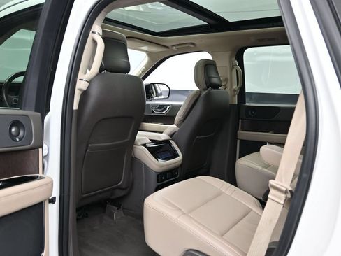 Used 2024 Lincoln Navigator Premiere AWD/4WD image 19