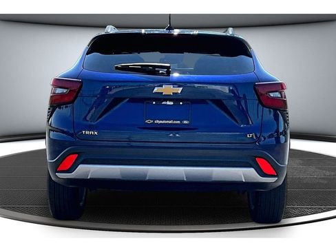 Used 2024 Chevrolet Trax LT w/ LT Convenience Package FWD image 6