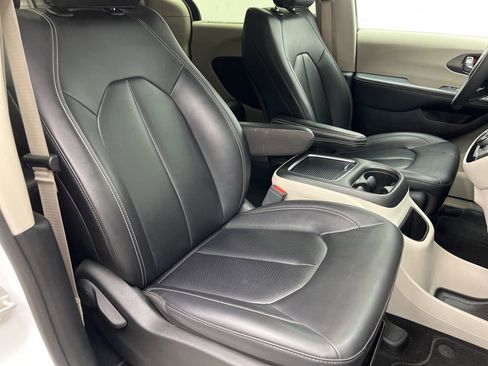 Used 2024 Chrysler Pacifica Touring-L FWD image 24