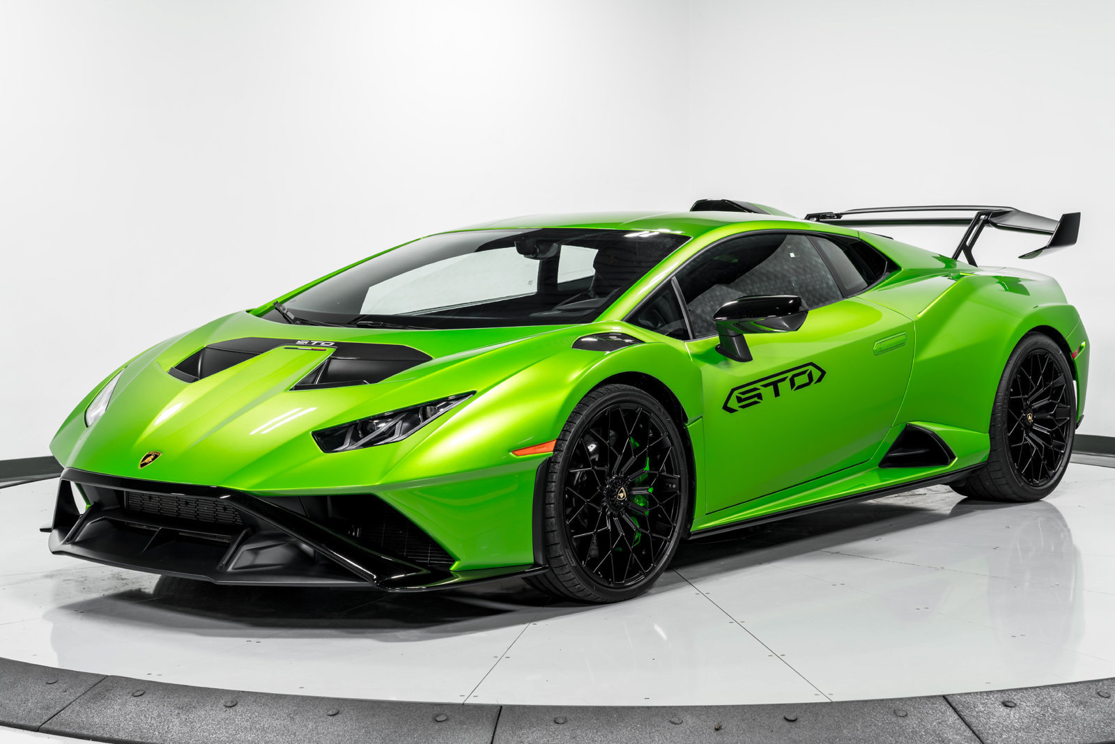 Used 2023 Lamborghini Huracan STO RWD image 7