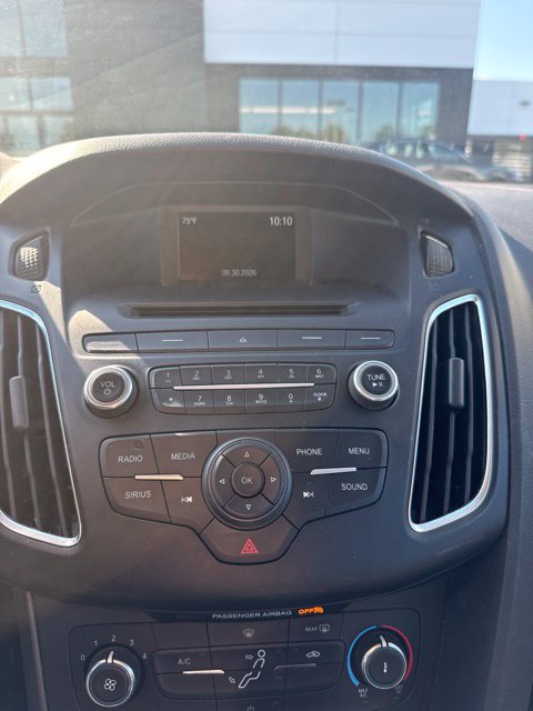 Used 2015 Ford Focus SE w/ Equipment Group 201A FWD image 2