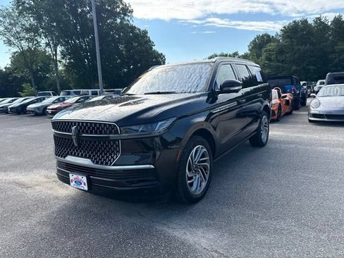 Used 2025 Lincoln Navigator Reserve AWD/4WD image 7