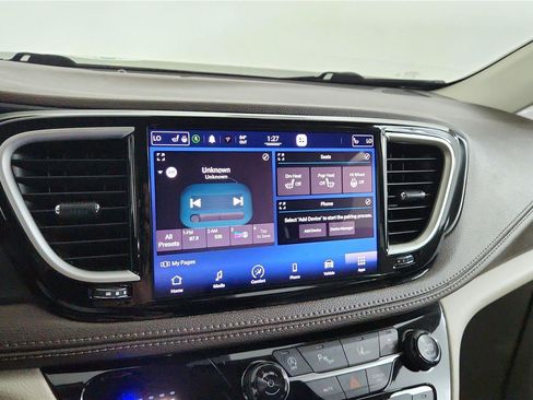 Used 2021 Chrysler Pacifica Touring-L w/ Uconnect Theater Family Group FWD image 25