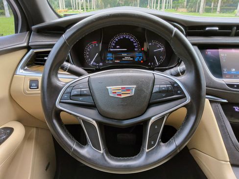 Used 2017 Cadillac XT5 FWD image 12