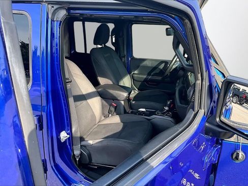 Used 2018 Jeep Wrangler Unlimited Sahara AWD/4WD image 8