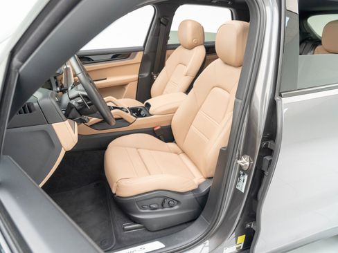 Certified 2025 Porsche Cayenne S image 5