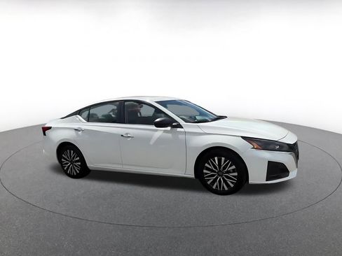 Used 2025 Nissan Altima 2.5 SV FWD image 2