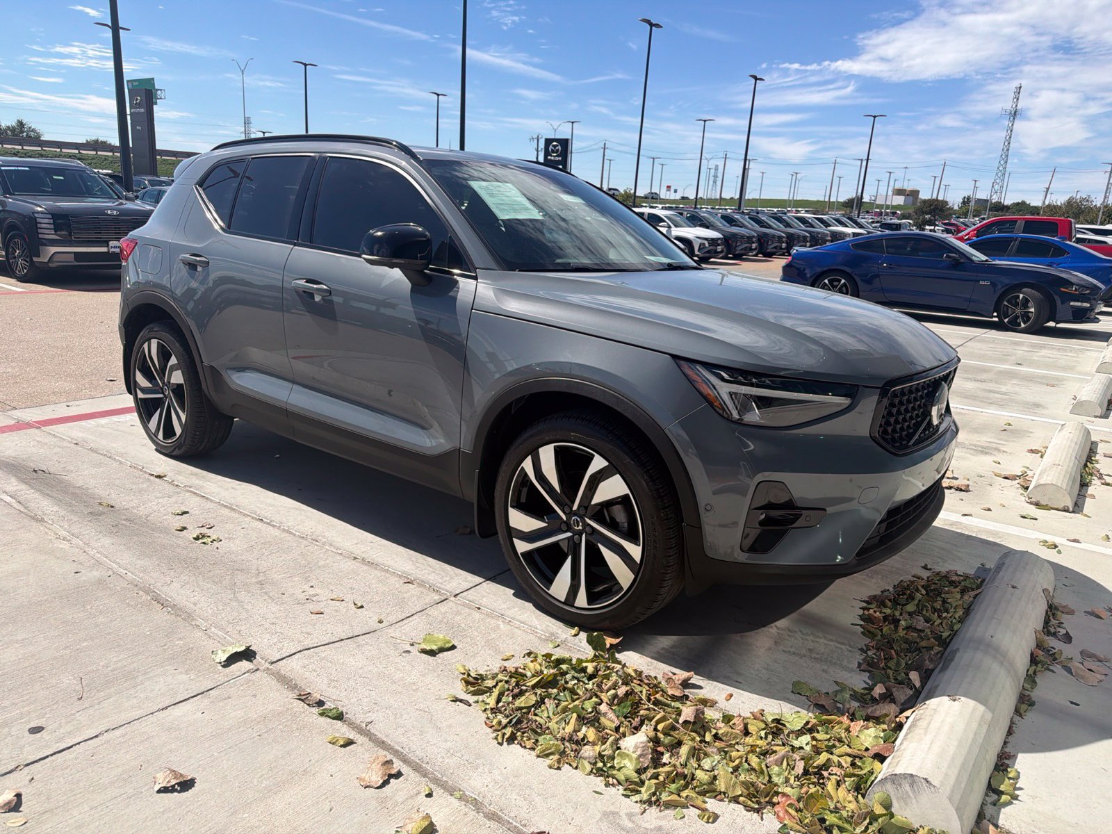 Used 2023 Volvo XC40 B4 Plus w/ Driver Assist Package FWD image 3
