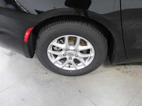 Used 2024 Chrysler Pacifica Touring-L image 57