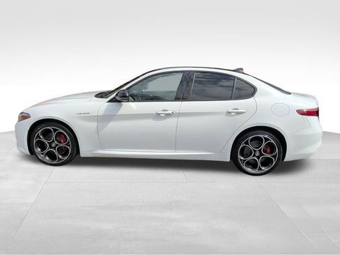 Used 2022 Alfa Romeo Giulia Veloce AWD/4WD image 2