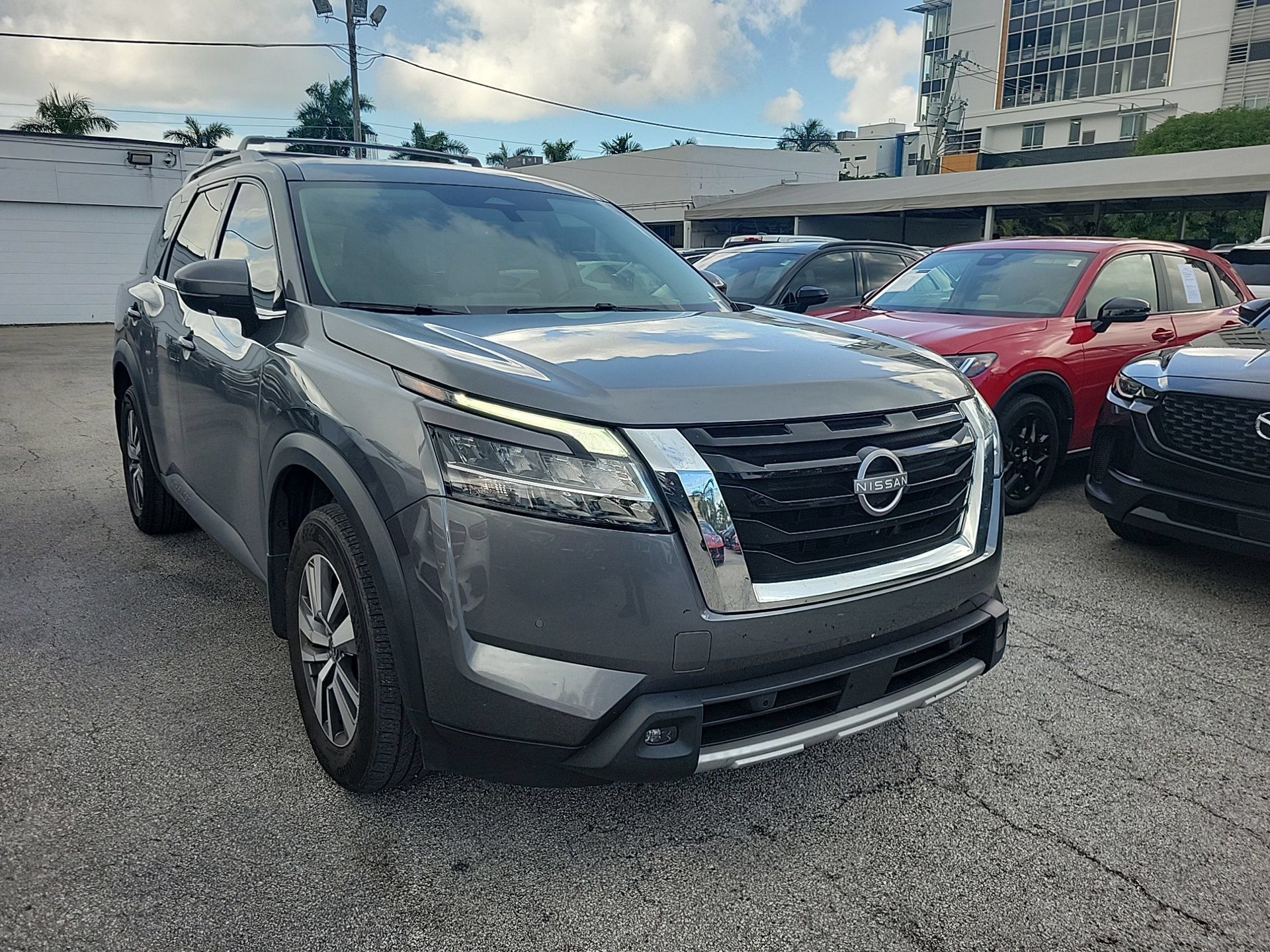 Used 2024 Nissan Pathfinder SL FWD image 3