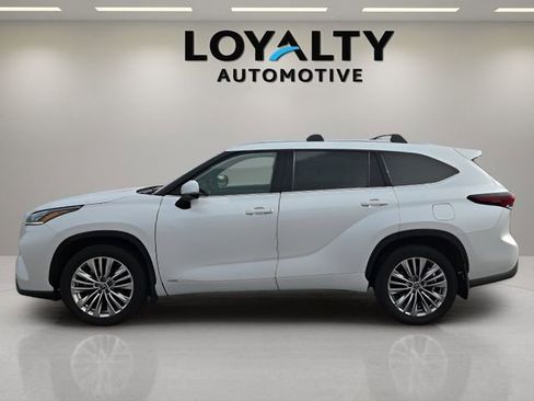 Used 2025 Toyota Highlander Platinum image 2