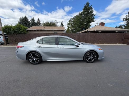 Used 2018 Toyota Camry SE FWD image 4