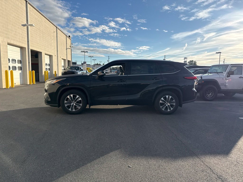 Used 2020 Toyota Highlander XLE AWD/4WD image 3