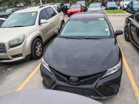 Used 2018 Toyota Camry SE FWD image 4