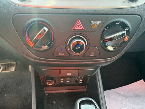 Used 2020 Hyundai Accent SE FWD image 13
