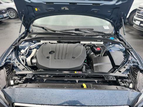 Used 2023 Volvo V60 B5 Cross Country Plus image 17