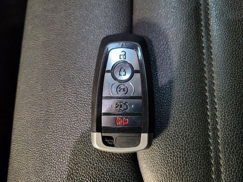 Used 2017 Ford Fusion SE w/ Fusion SE Technology Package image 32