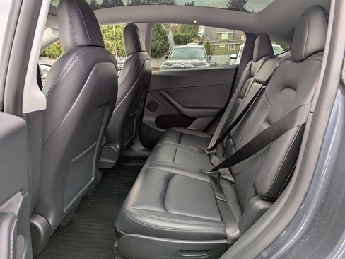 Used 2022 Tesla Model Y Long Range image 26