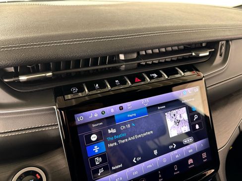 Used 2024 Jeep Grand Cherokee Limited image 21