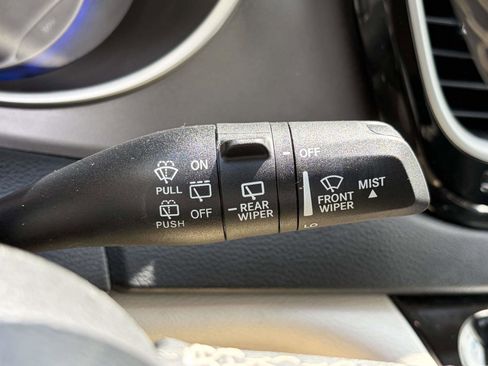 Used 2023 Chrysler Pacifica Touring-L FWD image 18