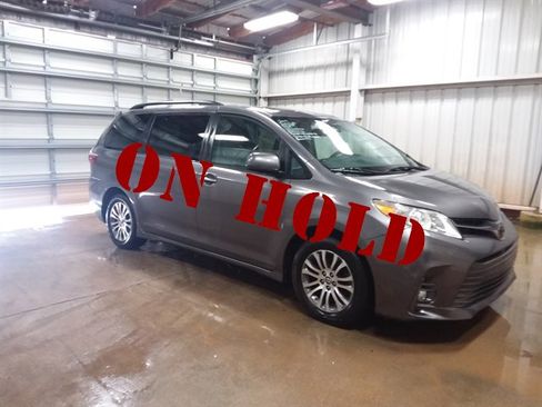 Used 2019 Toyota Sienna XLE FWD image 1