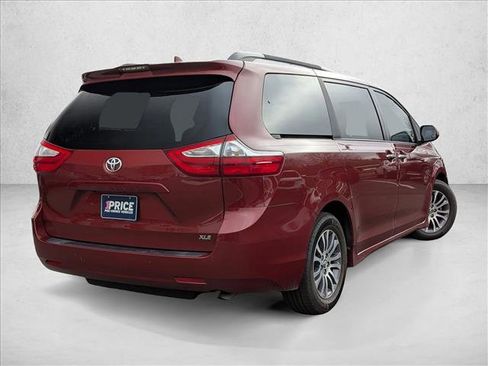 Used 2018 Toyota Sienna XLE Premium image 5