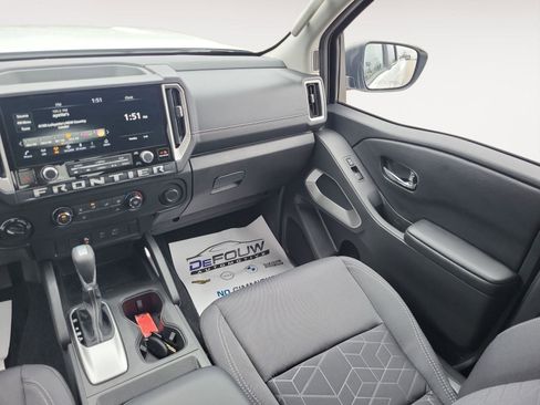Used 2025 Nissan Frontier SV image 12