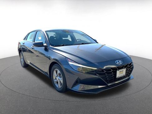 Used 2021 Hyundai Elantra SE image 1