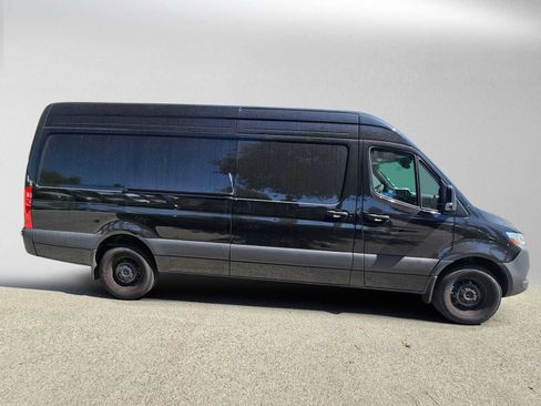 Used 2025 Mercedes-Benz Sprinter 2500 image 2