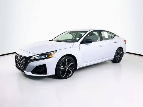 Used 2023 Nissan Altima 2.5 SR FWD image 3