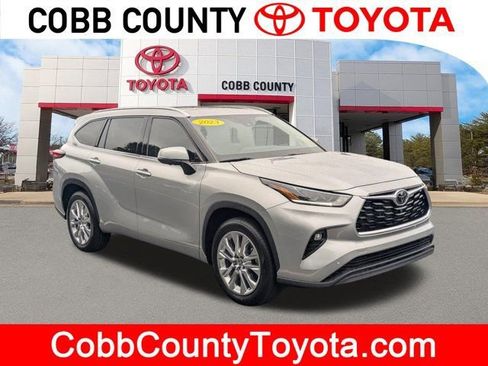 Used 2023 Toyota Highlander Limited FWD image 1