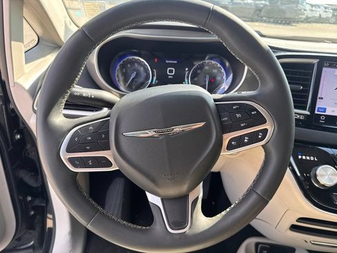Used 2024 Chrysler Pacifica Touring-L FWD image 18