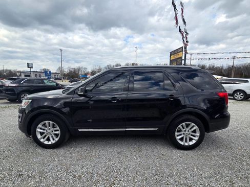 Used 2017 Ford Explorer XLT w/ Equipment Group 202A image 3