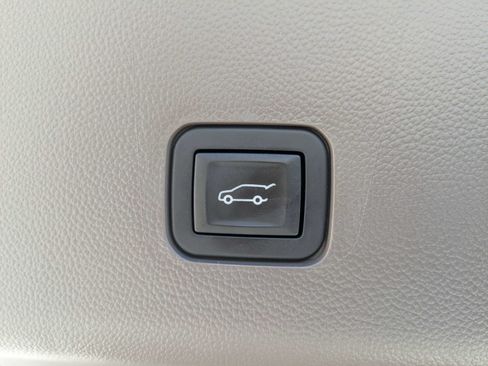 Used 2019 Chevrolet Traverse LT w/ LT Premium Package FWD image 16