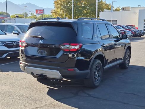 Used 2023 Honda Pilot TrailSport image 3