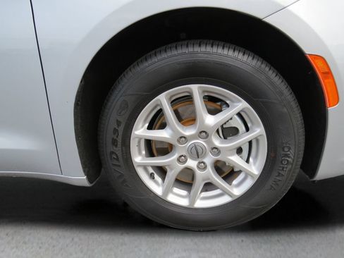 Used 2024 Chrysler Pacifica Touring-L FWD image 11