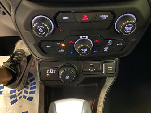 Used 2019 Jeep Renegade Latitude w/ Cold Weather Group AWD/4WD image 22