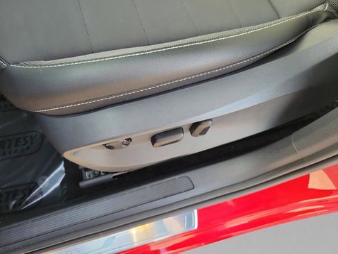 Used 2022 Volkswagen Taos SE w/ Panoramic Sunroof Package image 11