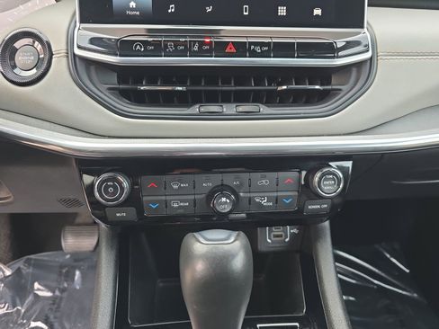 Used 2024 Jeep Compass Limited image 23