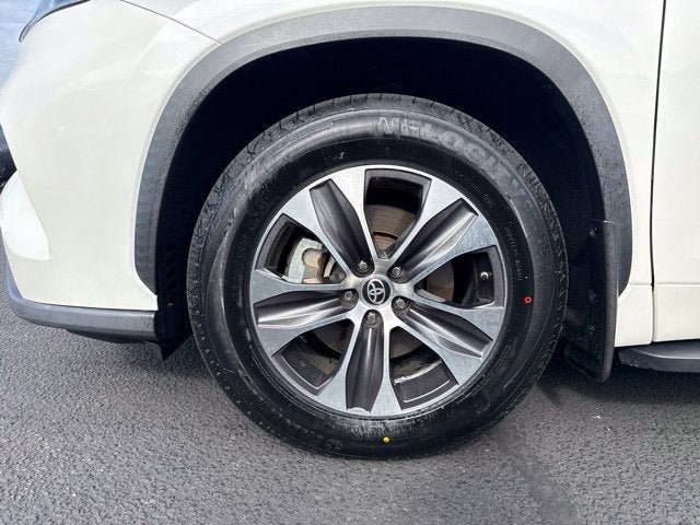 Used 2021 Toyota Highlander XLE AWD/4WD image 6