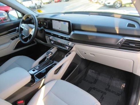 Used 2024 Kia Telluride S image 10