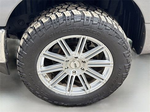 Used 2017 Nissan Titan SV image 28