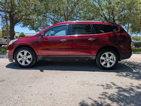 Used 2017 Chevrolet Traverse LT w/ Style and Technology Package FWD image 4