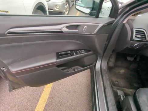 Used 2015 Ford Fusion SE w/ Equipment Group 201A FWD image 9