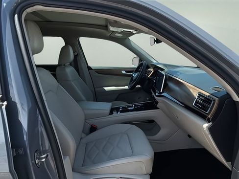 Used 2025 Volkswagen Atlas SE image 10