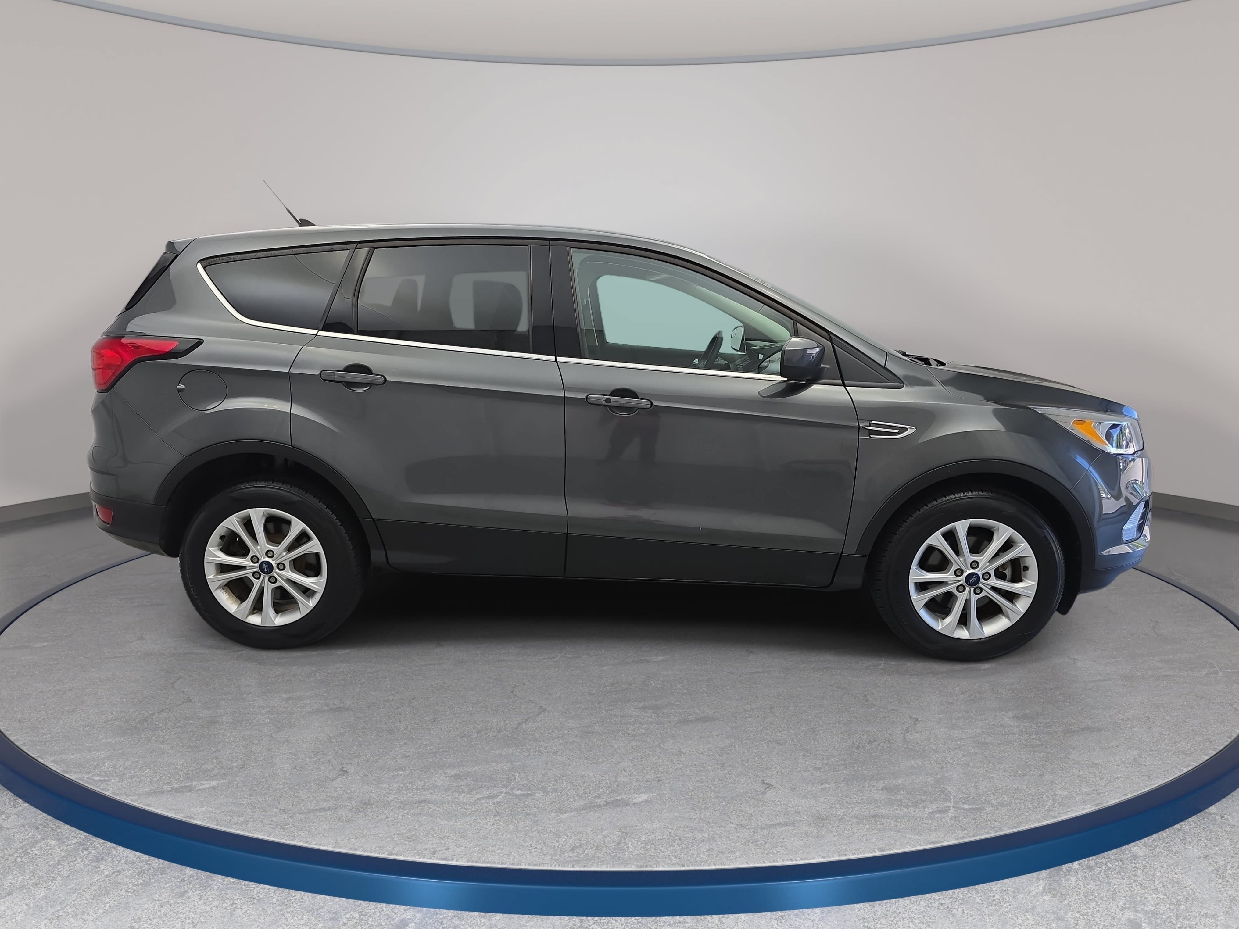 Used 2019 Ford Escape SE FWD image 4