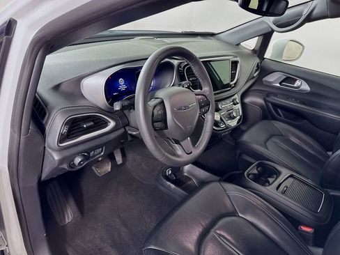 Used 2022 Chrysler Pacifica Touring-L w/ Uconnect Theater Family Group FWD image 10