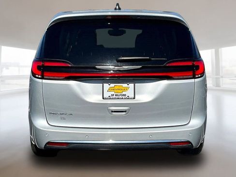 Used 2023 Chrysler Pacifica Touring-L FWD image 5