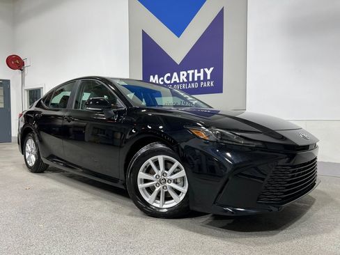 Used 2025 Toyota Camry LE image 2